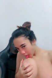 Toge Cantik Kenyot Toket Sendiri